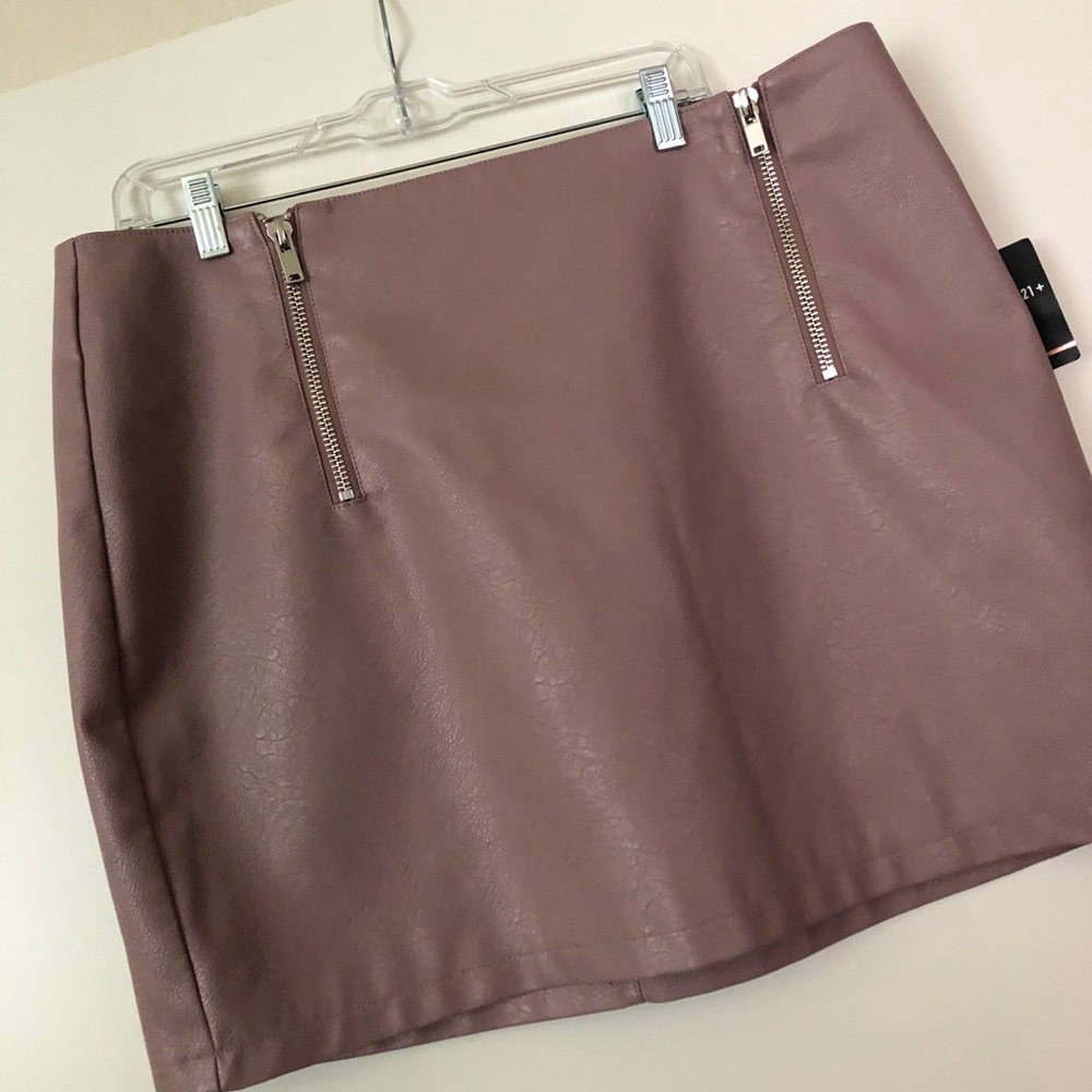 Mauve leather zip-up skirt